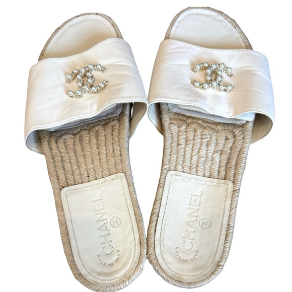 CHANEL Cream Embellished Slide Sandals “CC” logo - Picture 2 of 3